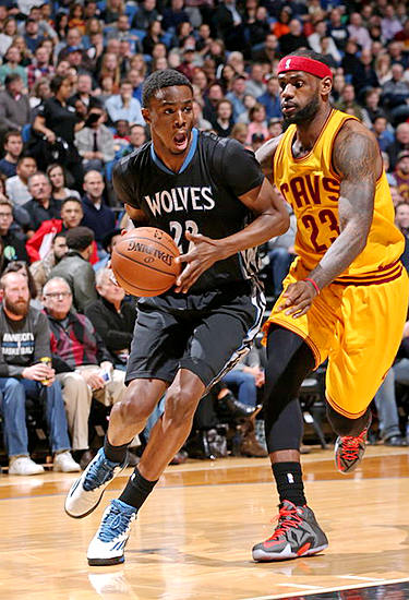 詹姆斯：亚当斯强的离谱，全队人加上教练组、安保才能卡住他（詹姆斯：亚当斯强到离谱，全队加教练组和安保才能拦住他）